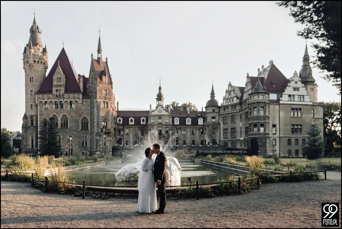 zamek moszna, plenerowa sesja fotograficzna, zdjęcia ślubne w pałacu