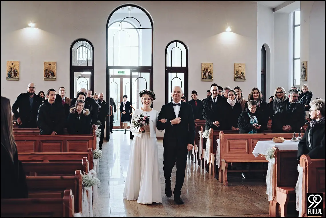 zdjecia slubne zima, zimowa suknia ślubna, zimowe dekoracje weselne, ślub w lutym