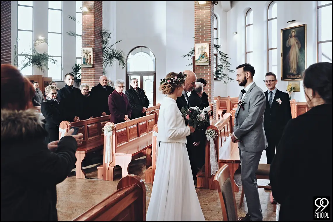 zdjecia slubne zima, zimowa suknia ślubna, zimowe dekoracje weselne, ślub w lutym