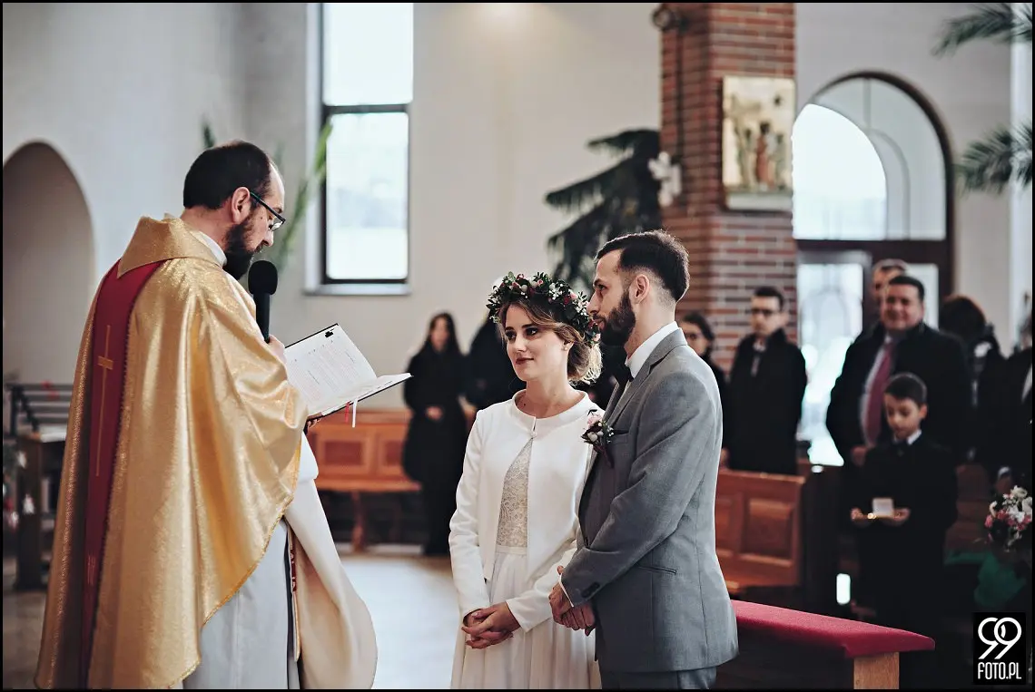 zdjecia slubne zima, zimowa suknia ślubna, zimowe dekoracje weselne, ślub w lutym