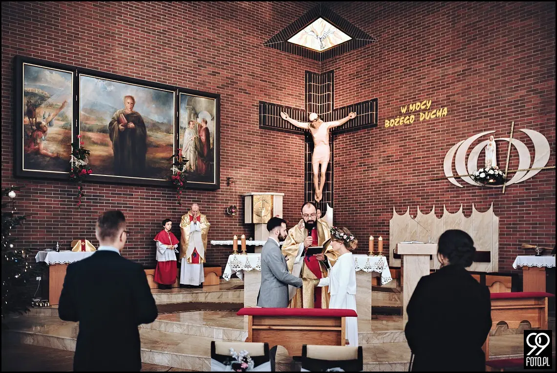 zdjecia slubne zima, zimowa suknia ślubna, zimowe dekoracje weselne, ślub w lutym