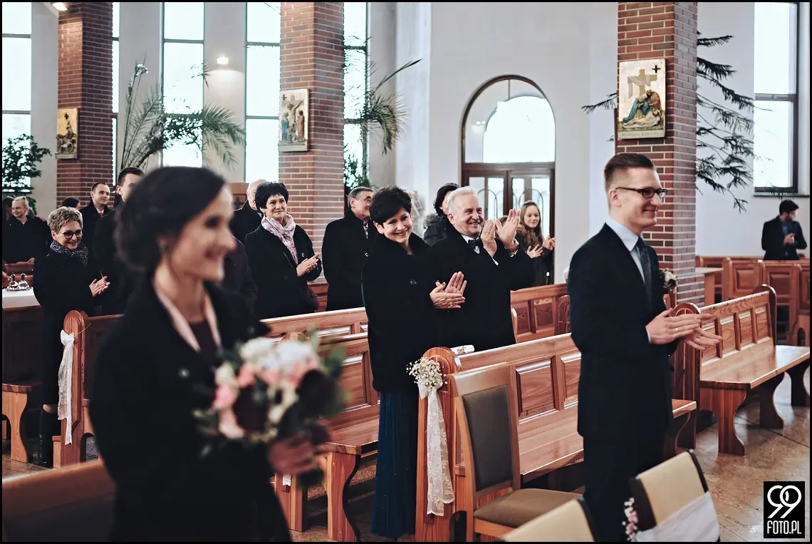 zdjecia slubne zima, zimowa suknia ślubna, zimowe dekoracje weselne, ślub w lutym