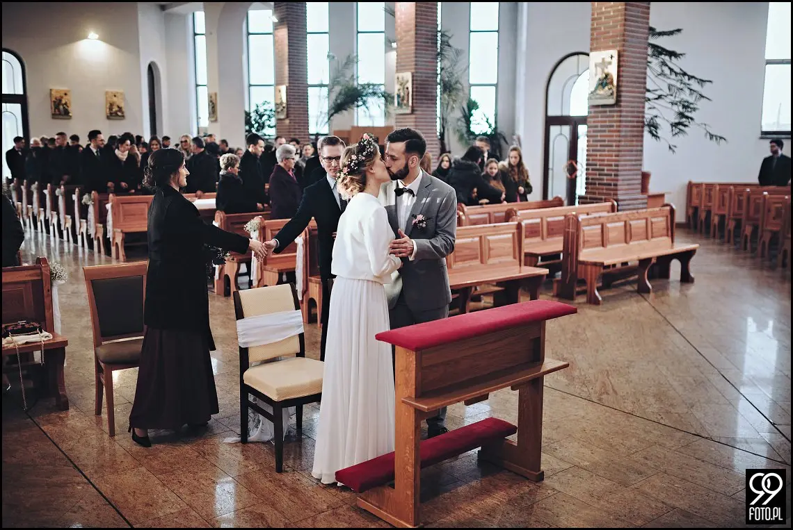 zdjecia slubne zima, zimowa suknia ślubna, zimowe dekoracje weselne, ślub w lutym