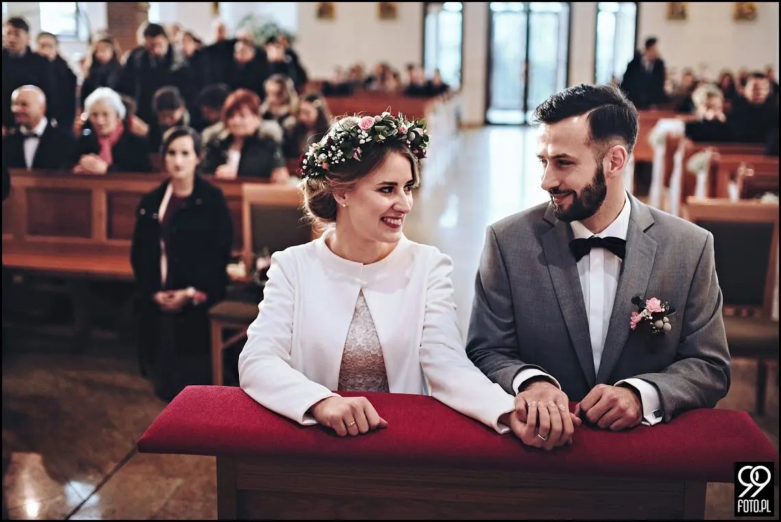 zdjecia slubne zima, zimowa suknia ślubna, zimowe dekoracje weselne, ślub w lutym