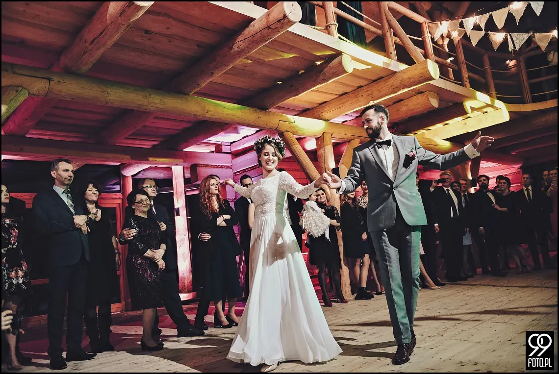 zdjecia slubne zima, zimowa suknia ślubna, zimowe dekoracje weselne, ślub w lutym