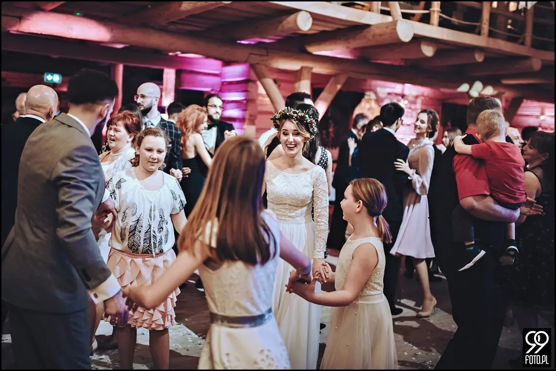 zdjecia slubne zima, zimowa suknia ślubna, zimowe dekoracje weselne, ślub w lutym
