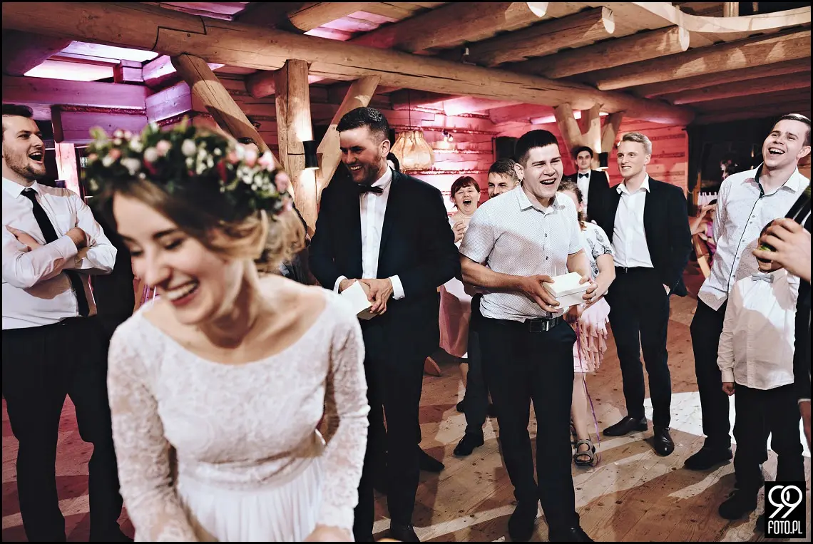 zdjecia slubne zima, zimowa suknia ślubna, zimowe dekoracje weselne, ślub w lutym