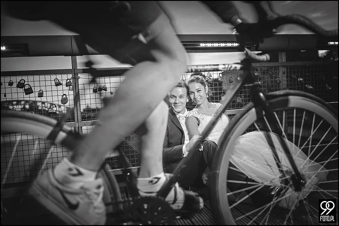 plener ślubny kraków,zdjęcia ślubne kładka bernatka