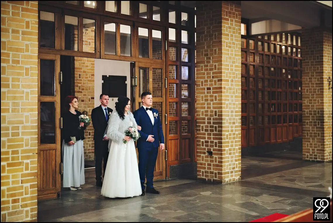 Zimowy ślub Kraków, Kościół na Szkanych Domach, reportaż ślubny Nowa Huta