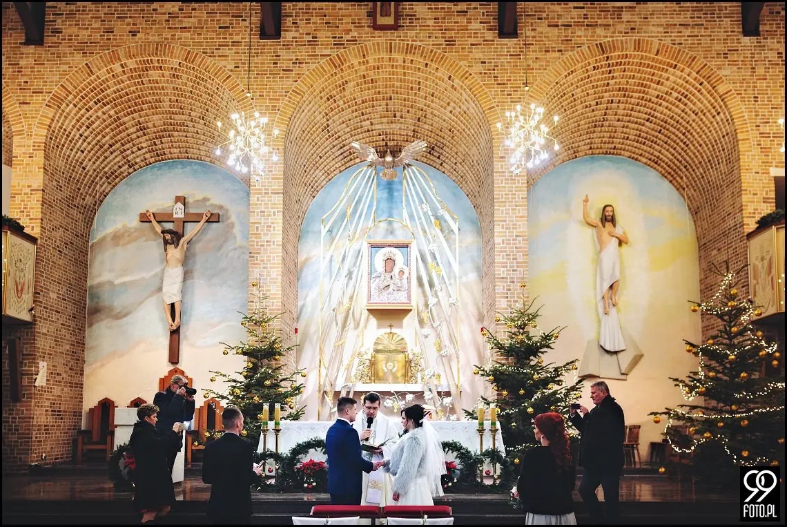 Zimowy ślub Kraków, Kościół na Szkanych Domach, reportaż ślubny Nowa Huta