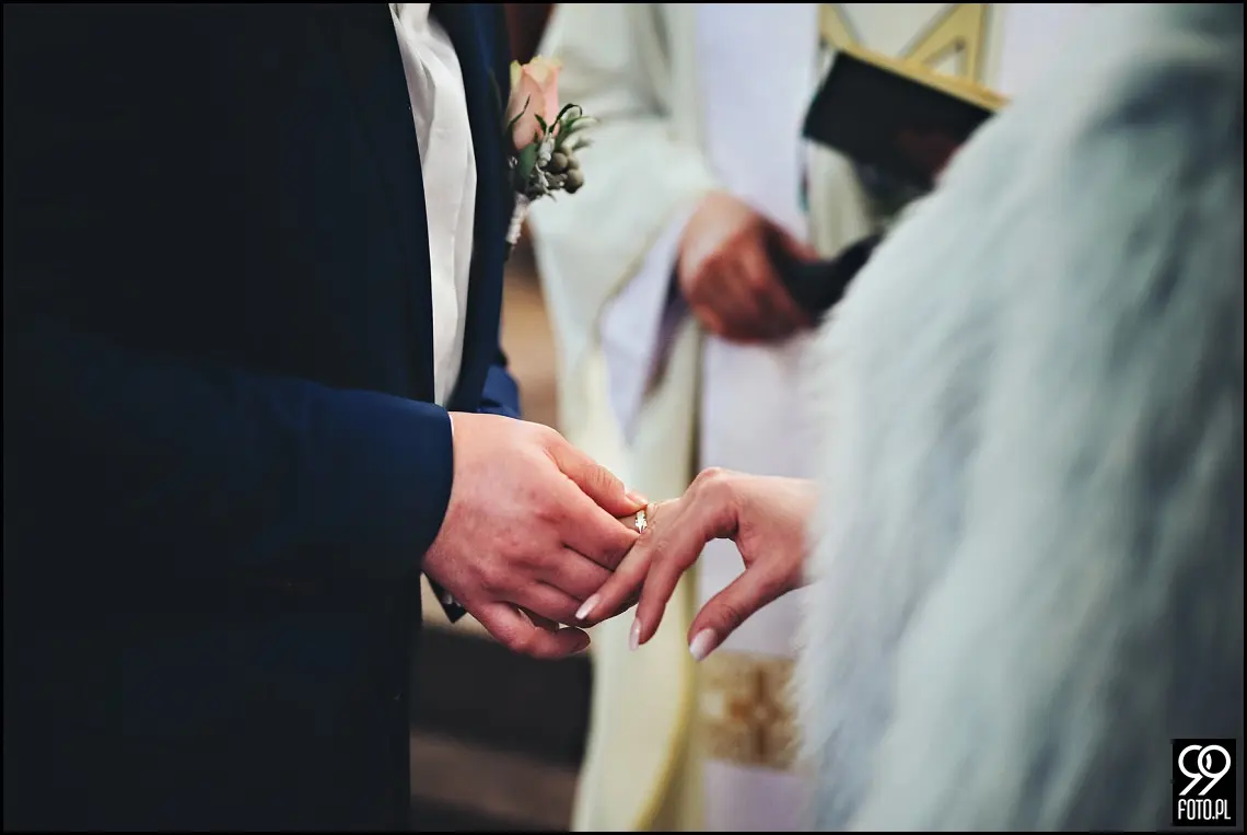 Zimowy ślub Kraków, Kościół na Szkanych Domach, reportaż ślubny Nowa Huta