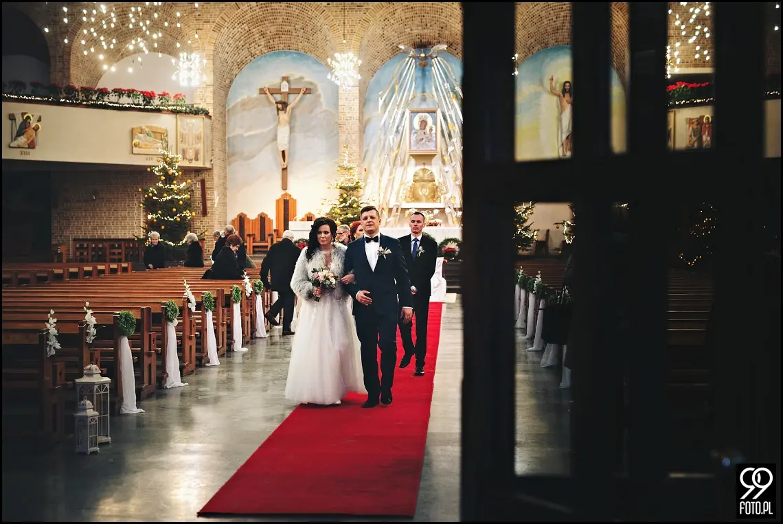 Zimowy ślub Kraków, Kościół na Szkanych Domach, reportaż ślubny Nowa Huta