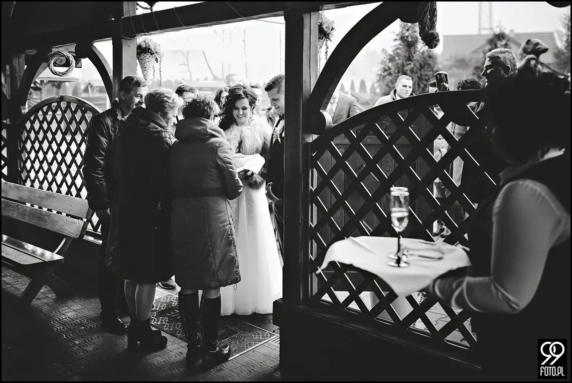 Zimowy ślub Kraków, Kościół na Szkanych Domach, reportaż ślubny Nowa Huta