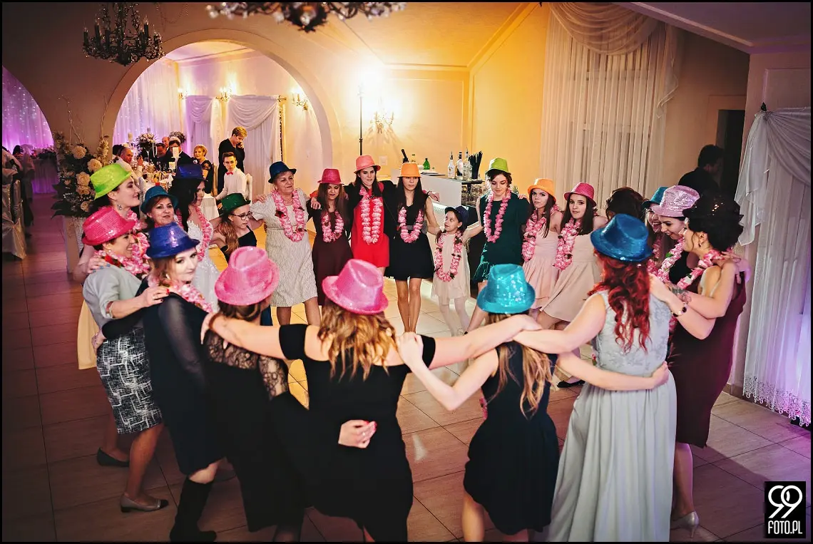 Zimowy ślub Kraków, Kościół na Szkanych Domach, reportaż ślubny Nowa Huta