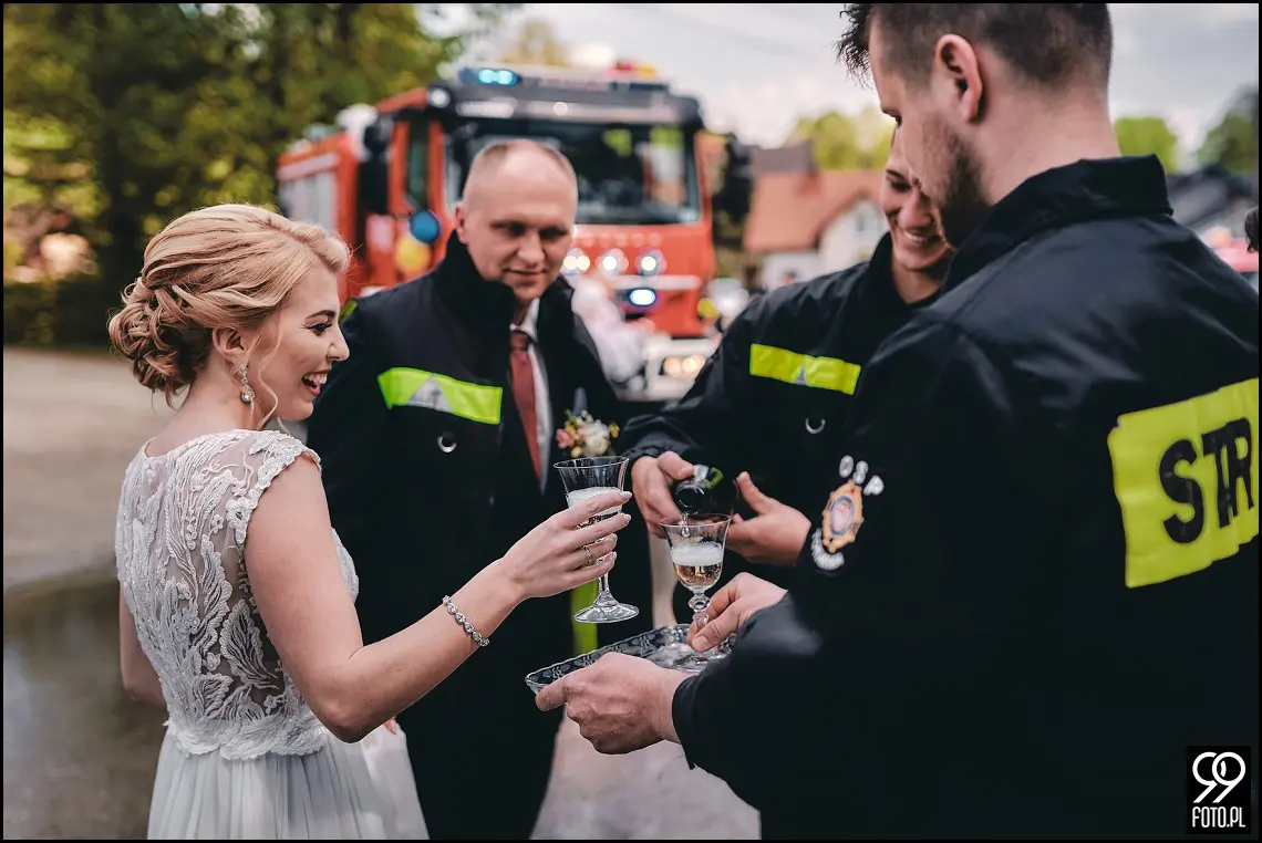 dobry fotograf na wesele, wesele w Tokarni, strażackie tradycje weselne