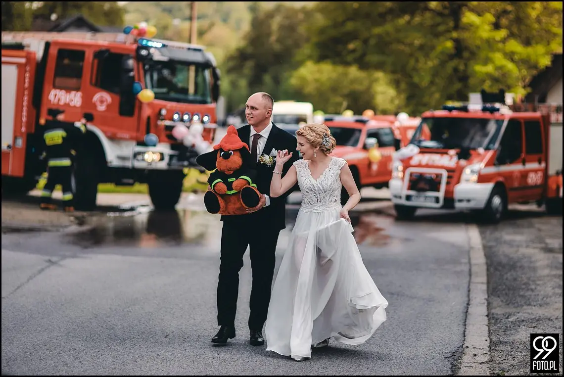 dobry fotograf na wesele, wesele w Tokarni, strażackie tradycje weselne