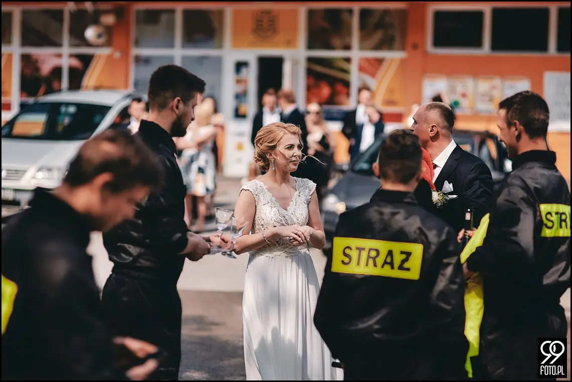 dobry fotograf na wesele, wesele w Tokarni, strażackie tradycje weselne