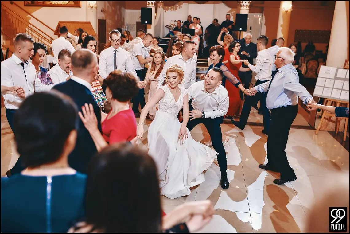 dobry fotograf na wesele, wesele w Tokarni, strażackie tradycje weselne