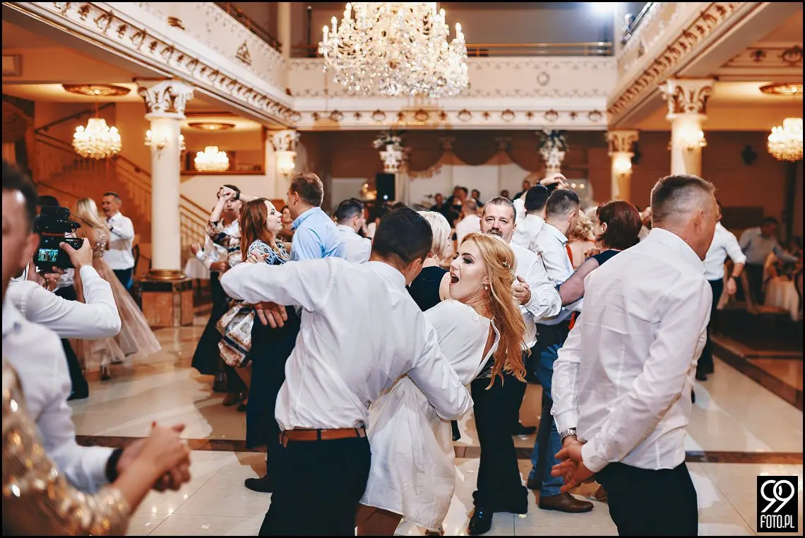 dobry fotograf na wesele, wesele w Tokarni, strażackie tradycje weselne