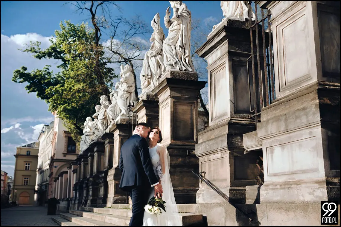 plener ślubny w czasie epidemii koronawirusa, sesja zdjęciowa na rynku w Krakowie