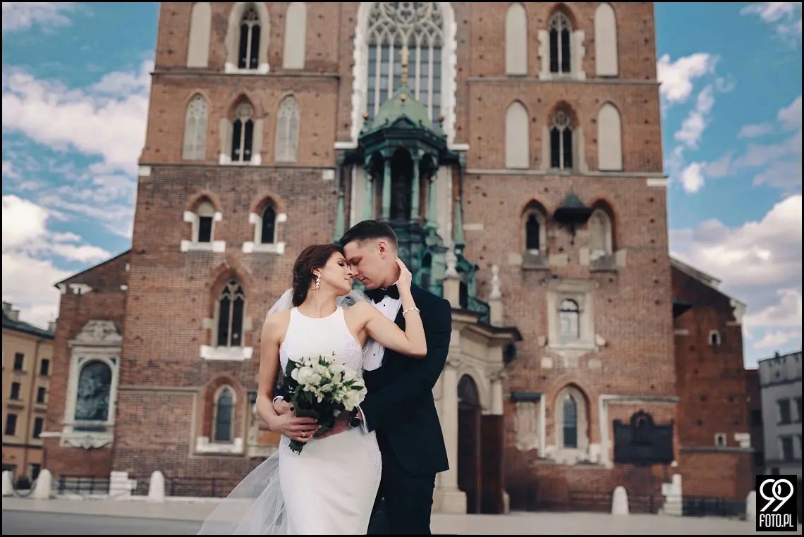 plener ślubny w czasie epidemii koronawirusa, sesja zdjęciowa na rynku w Krakowie