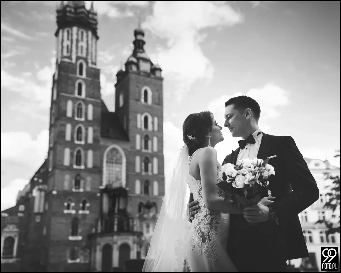 plener ślubny w czasie epidemii koronawirusa, sesja zdjęciowa na rynku w Krakowie