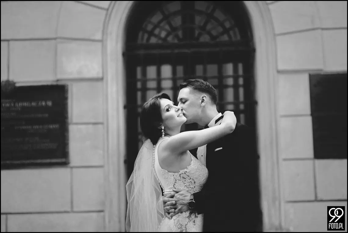 plener ślubny w czasie epidemii koronawirusa, sesja zdjęciowa na rynku w Krakowie