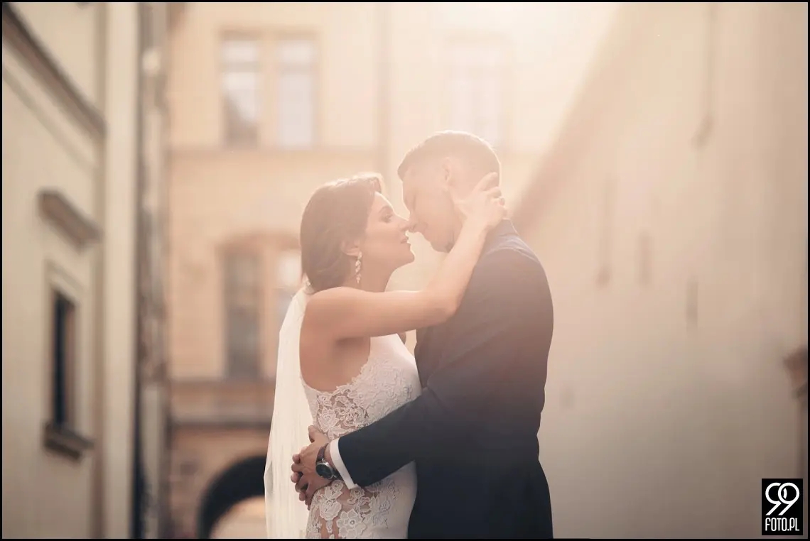 plener ślubny w czasie epidemii koronawirusa, sesja zdjęciowa na rynku w Krakowie