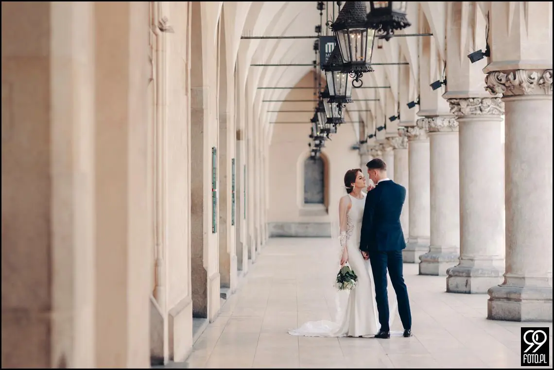 plener ślubny w czasie epidemii koronawirusa, sesja zdjęciowa na rynku w Krakowie