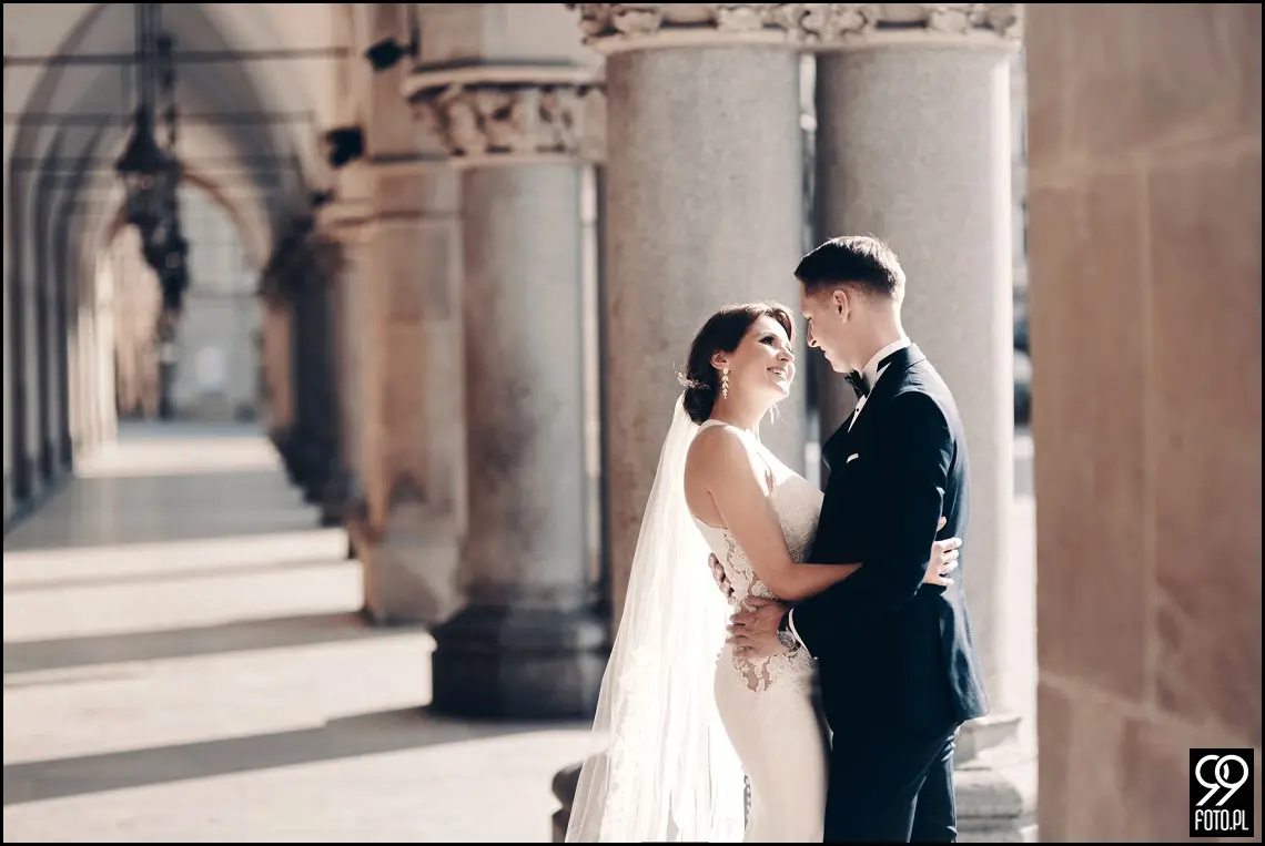 plener ślubny w czasie epidemii koronawirusa, sesja zdjęciowa na rynku w Krakowie