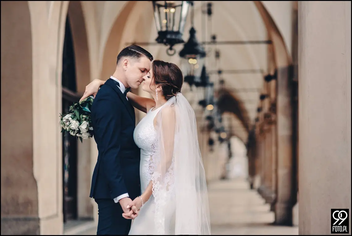 plener ślubny w czasie epidemii koronawirusa, sesja zdjęciowa na rynku w Krakowie