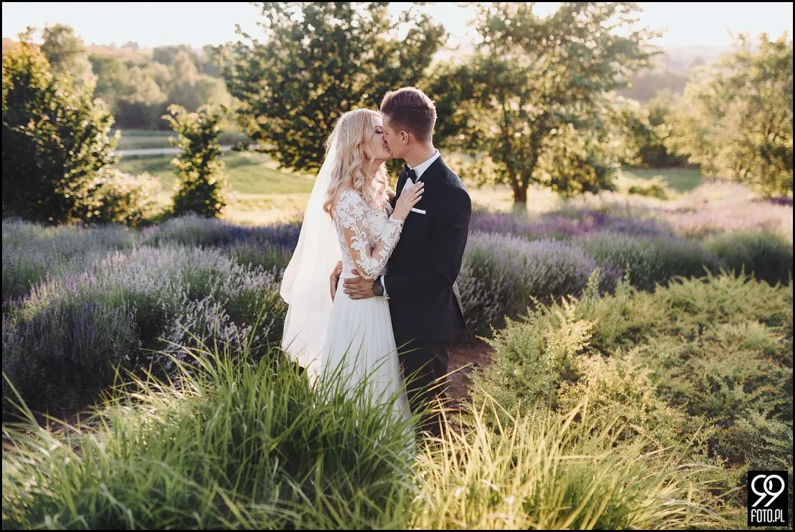 wesele w bystrej, ogród pełen lawendy klimontów, plener o zachodzie słońca