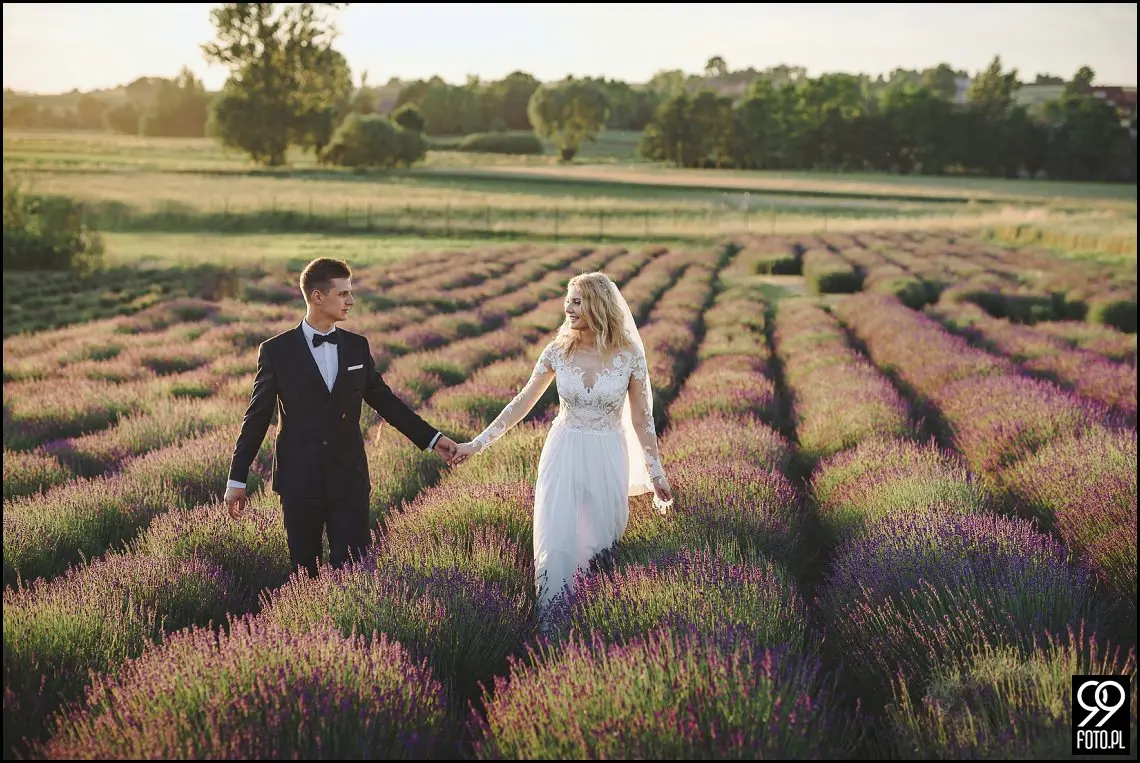 wesele w bystrej, ogród pełen lawendy klimontów, plener o zachodzie słońca