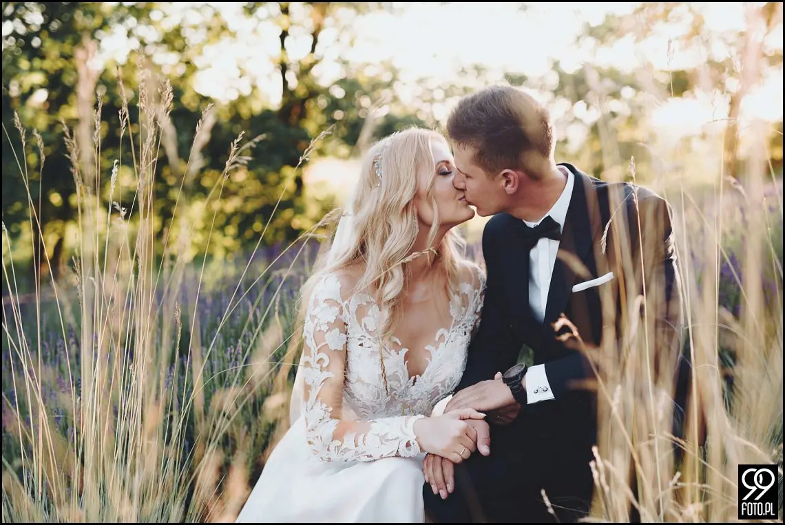 wesele w bystrej, ogród pełen lawendy klimontów, plener o zachodzie słońca